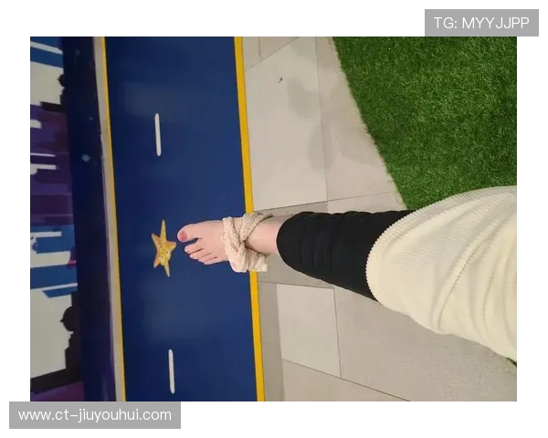 踢球时脚趾频被踩产生黑线的多重原因解析与科学防护策略研究探讨